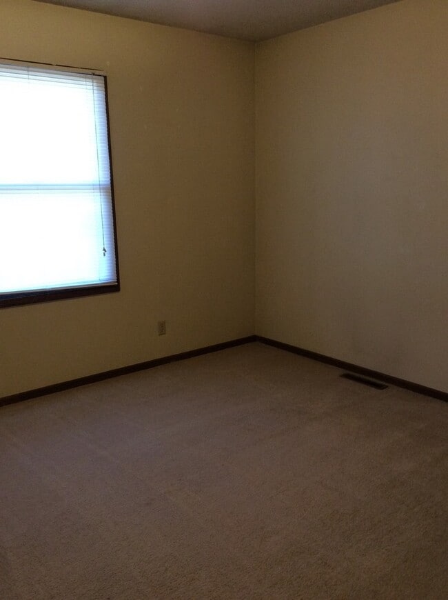 Building Photo - Close to Elementary School