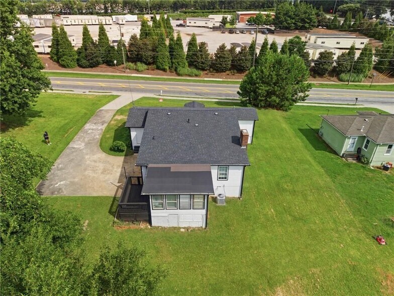 Building Photo - 421 E Crogan St