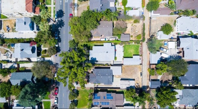 Building Photo - 411 E Alvarado St