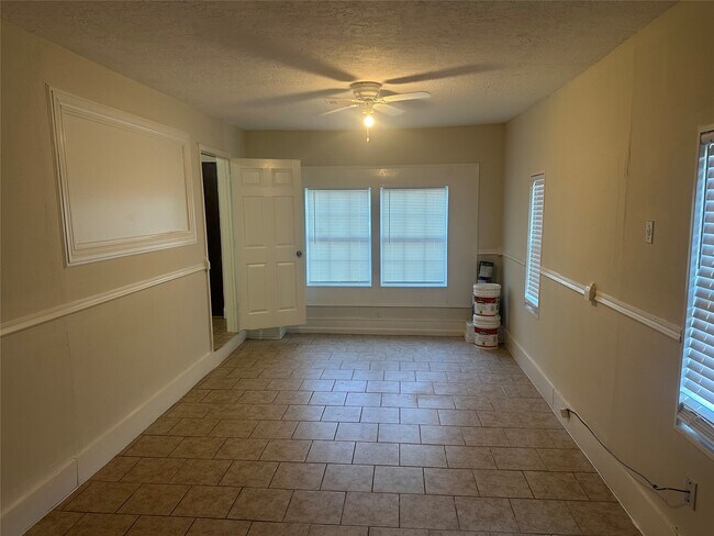 Building Photo - 9301 Chesterfield Dr