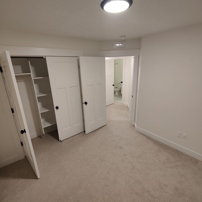 Building Photo - 682 E Benbrook Ln