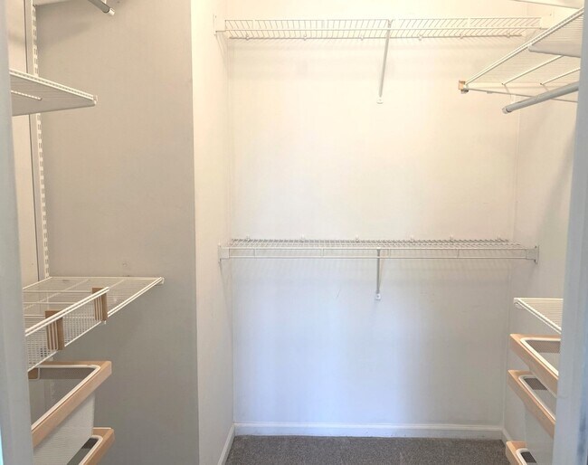 Building Photo - 868 Brompton Ct