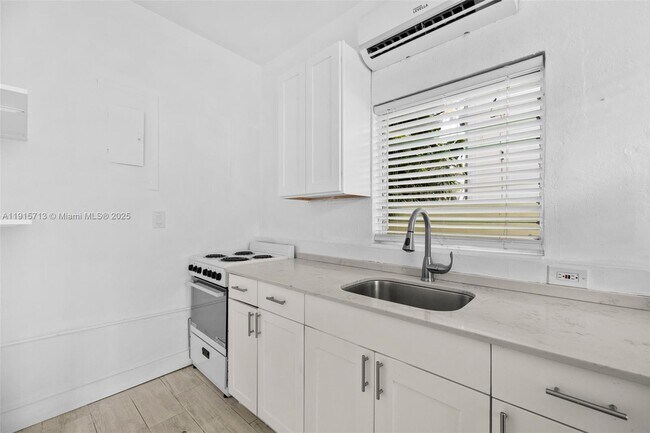 Primary Photo - 2822 Pine Tree Dr