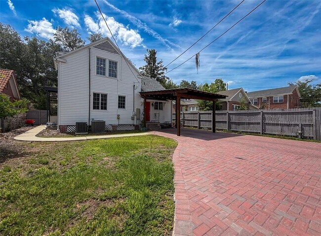 Building Photo - 417 SW 10th St