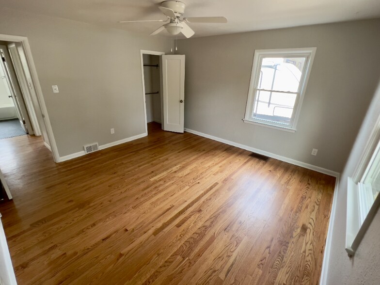 Building Photo - 1124 N Meade Ave