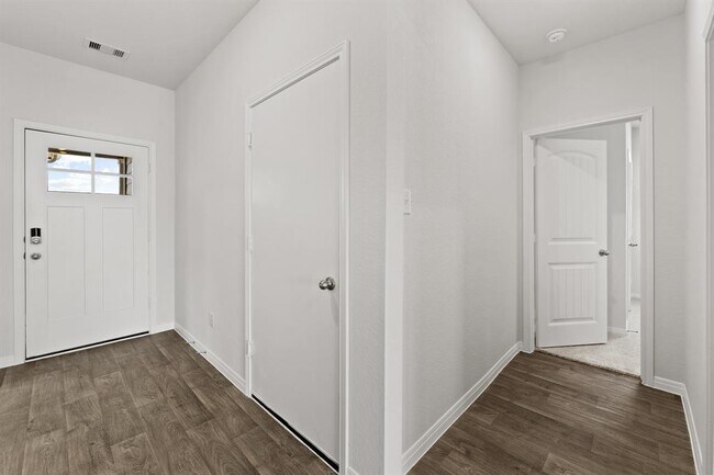 Building Photo - 411 Town Lk Bnd