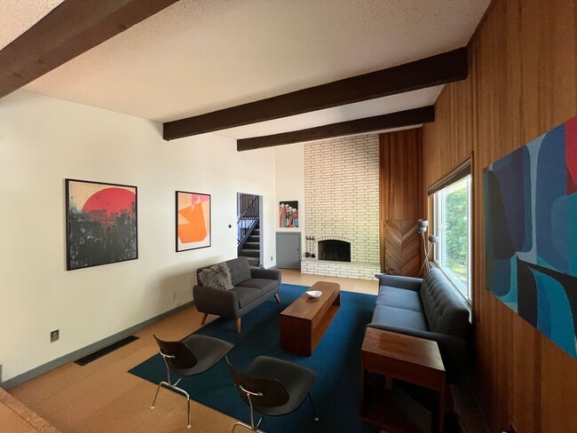 Building Photo - Midcentury modern 4-bedroom, 3-bathroom ho...