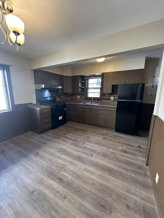 Building Photo - 121 Hackett St