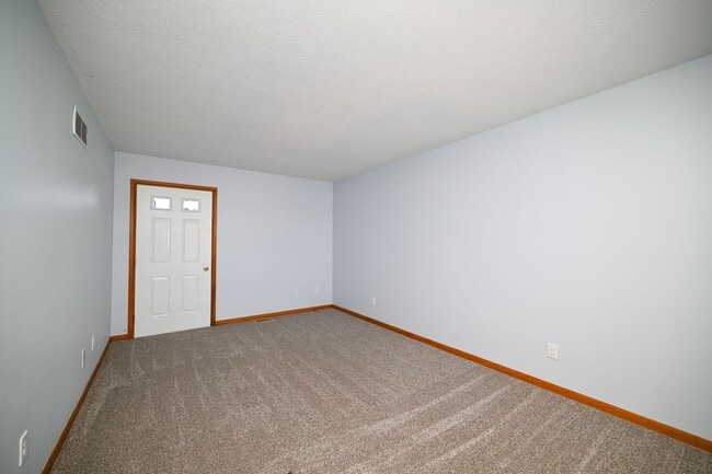 Building Photo - Large 4 Bedroom/2 Bath Home For Rent