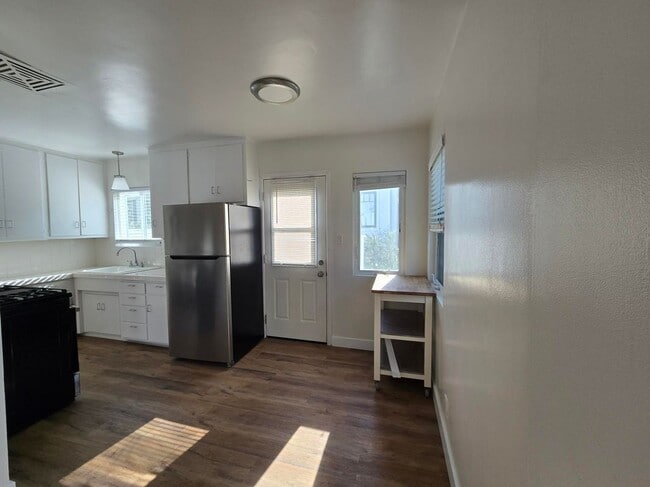 Building Photo - 330 Calle Miramar