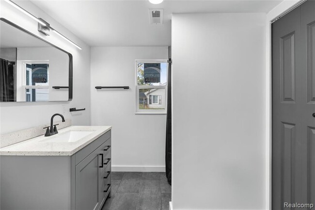 Building Photo - 1445 N Seymour Rd