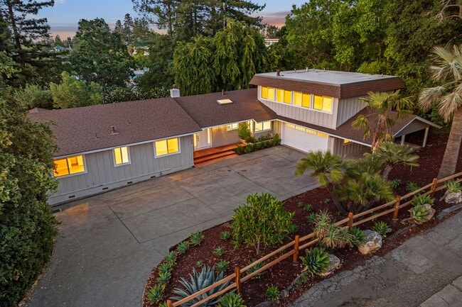 Building Photo - Spacious Menlo Park Retreat with 6 Bedroom...
