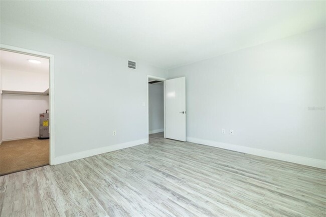 Building Photo - 6950 Avenue Des Palais