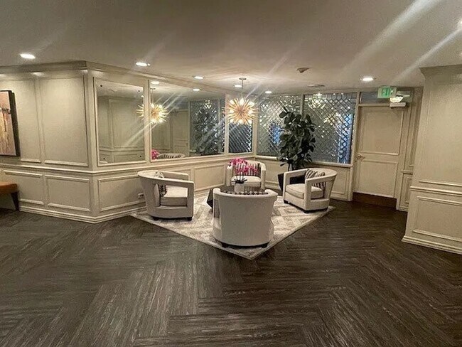 Building Photo - Stunning Mountain Views and an Unbeatable Location!