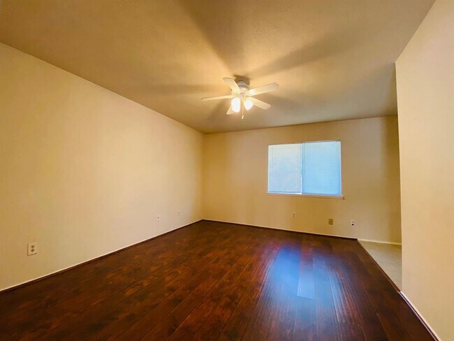 Building Photo - 615 Stonewall Dr