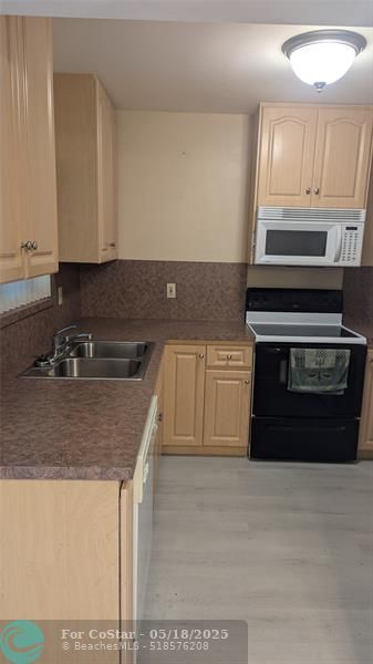 Building Photo - 2080 SW 38th Ave