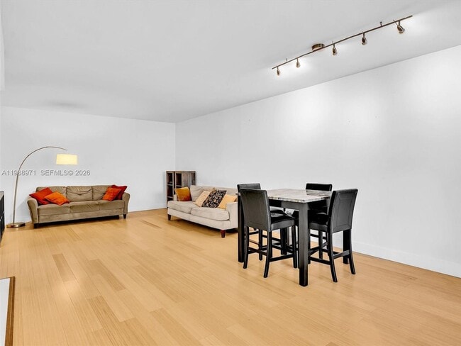 Building Photo - 770 NE 199th St