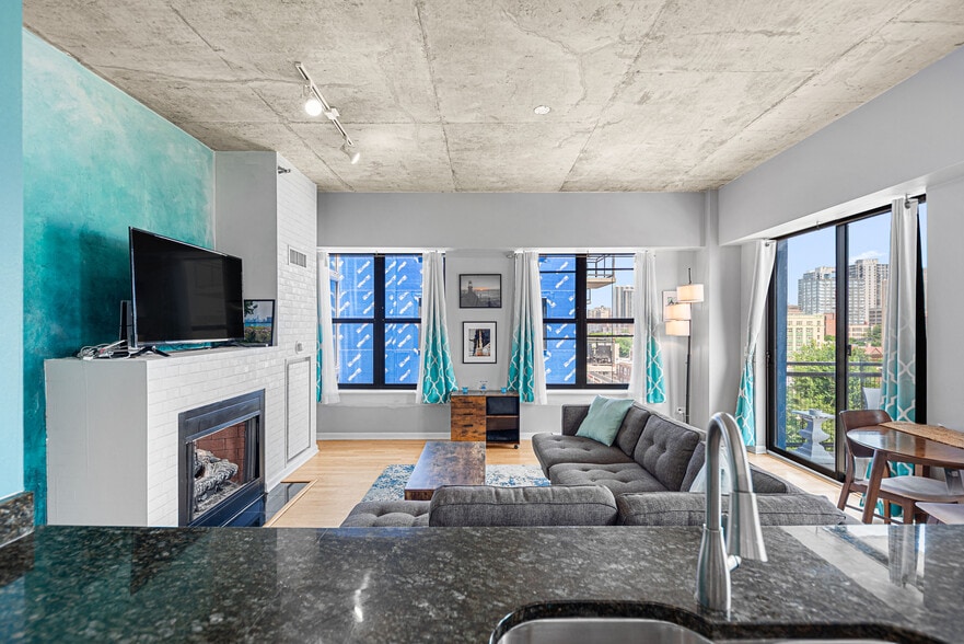 living - 1122 W Catalpa Ave