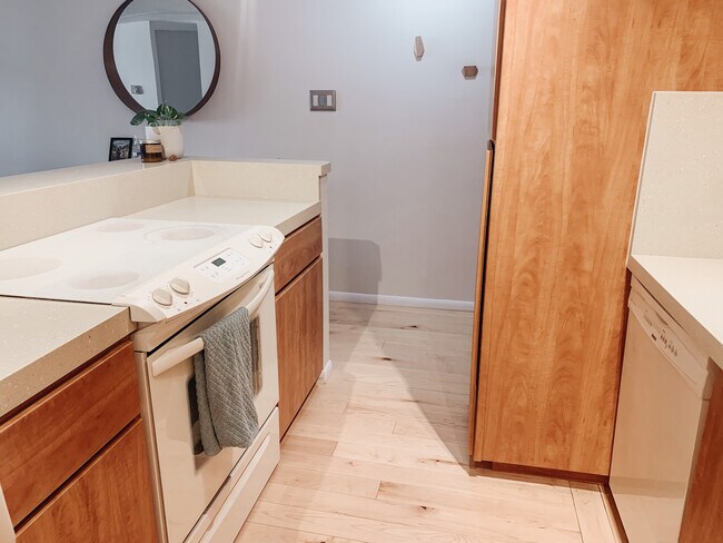 Building Photo - 1050 N Corona St