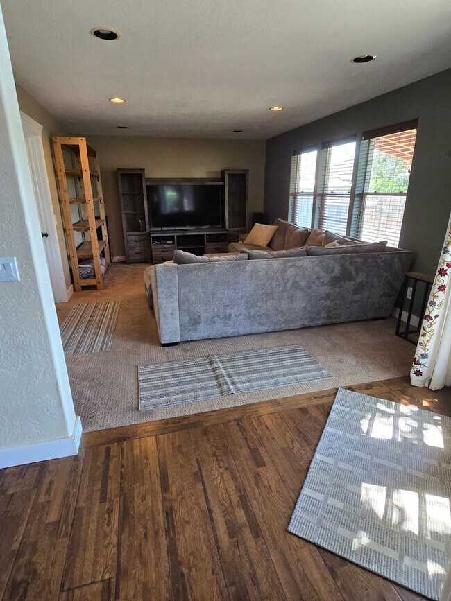Building Photo - 3 bed 2.5 bath  Home for Rent in Grants Pass