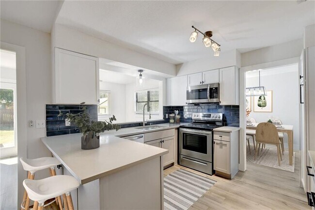 Building Photo - 125 Chaparral St