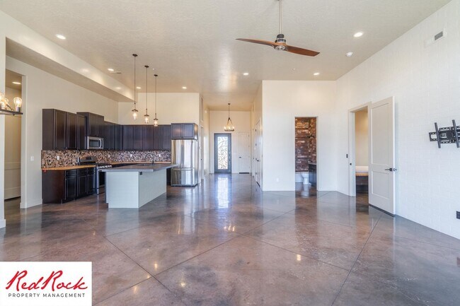 Building Photo - 4 Bedroom Luxury Home Near Sand Hollow