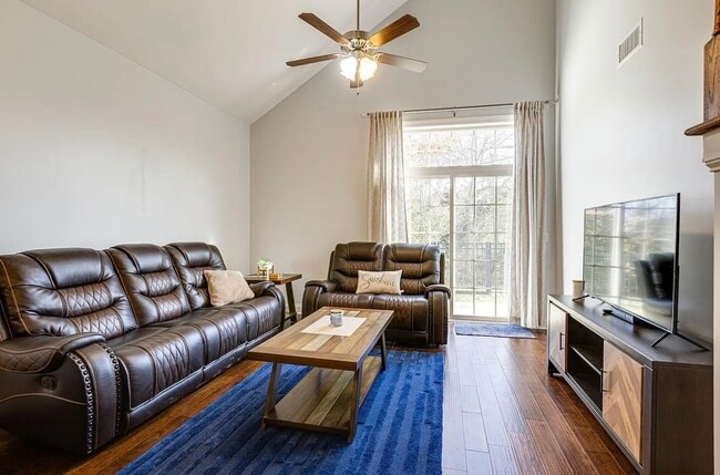 Building Photo - 1003 Irish Way