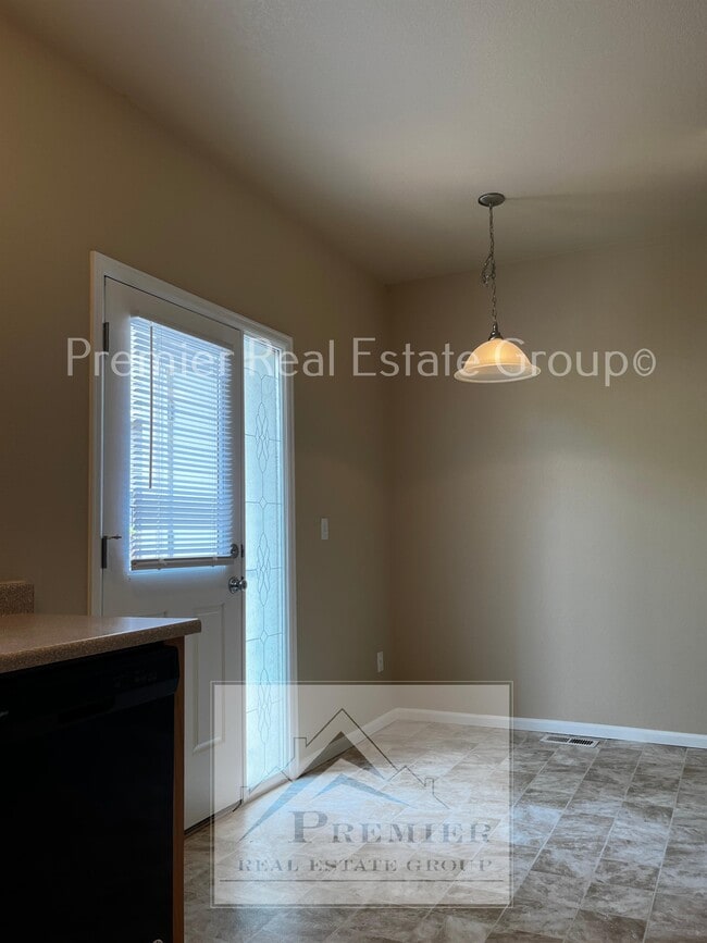 Building Photo - 7926 Sandy Springs Point