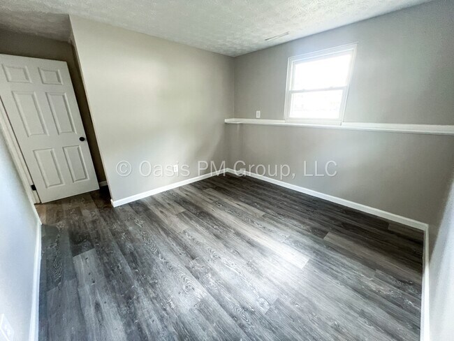 Building Photo - 912 Tellega Ave