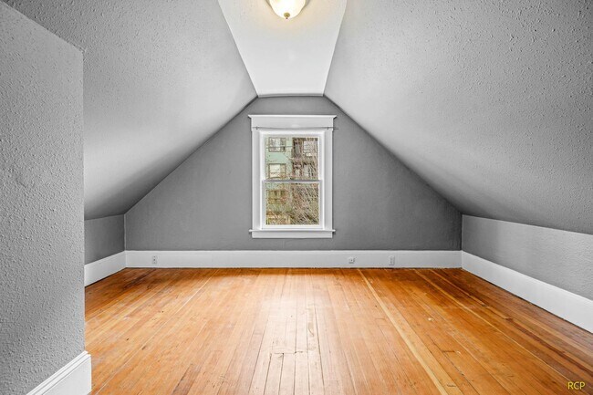 Building Photo - 626 NE Russell St