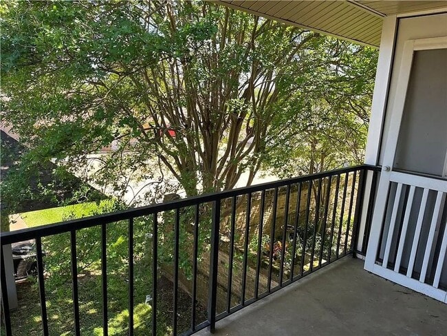 Building Photo - New Listing in a great location