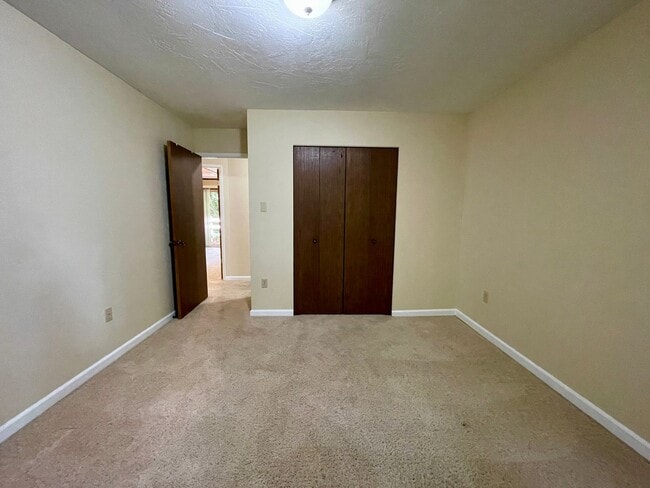 Building Photo - 4 bed, 3 bath split-level home in a private, forested setting (Bayside)