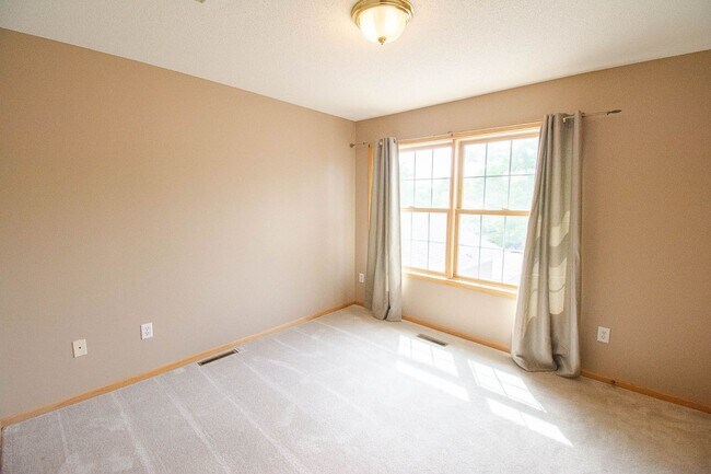 Building Photo - Townhome in Quiet NW Rochester Neighborhood!
