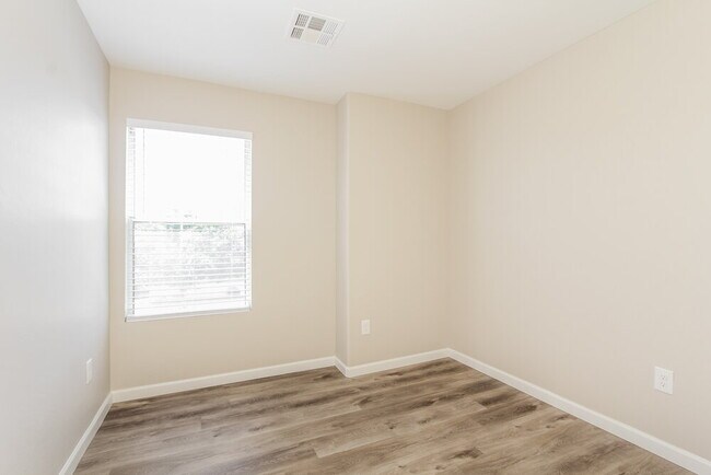 Building Photo - 1205 S 121st Dr