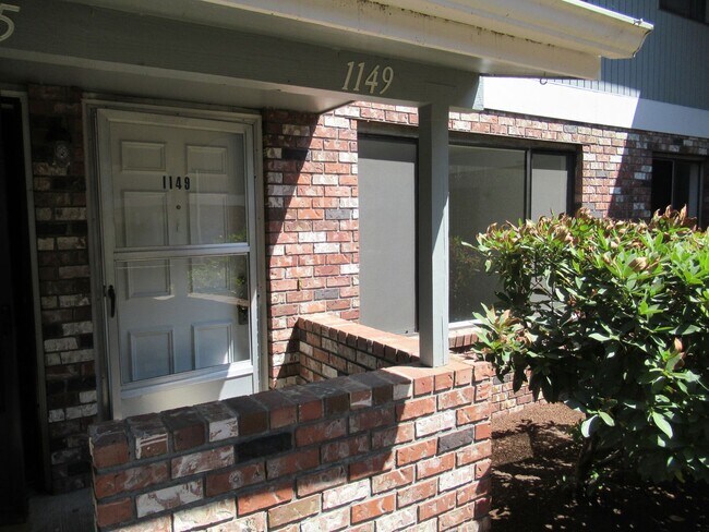 Building Photo - Two Bedroom Apartment by Bush Park