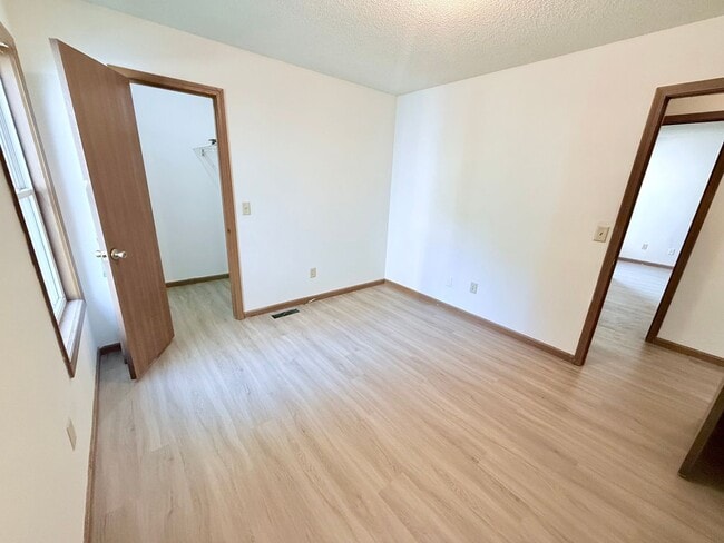 Building Photo - Great 3 Bed 2 Bath 2 Car Garage Flat Duplex- Pets ok!