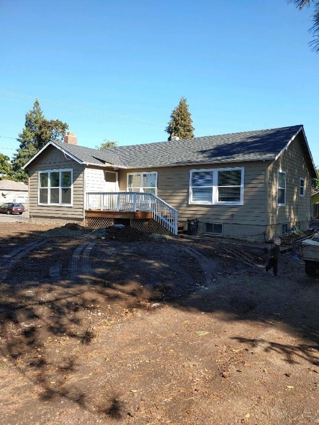 Building Photo - Molalla