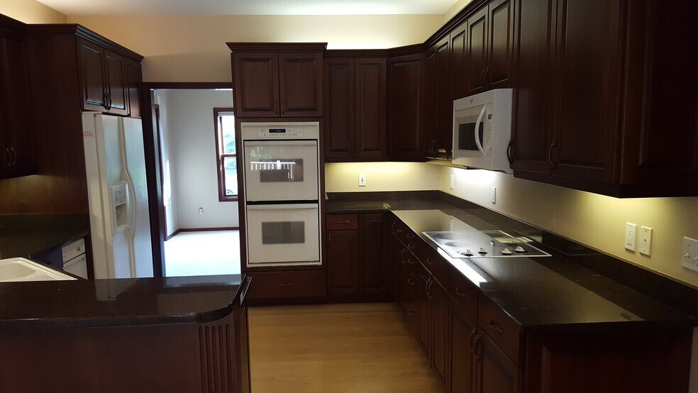 Kitchen - 2007 Glendale Hills Dr NE