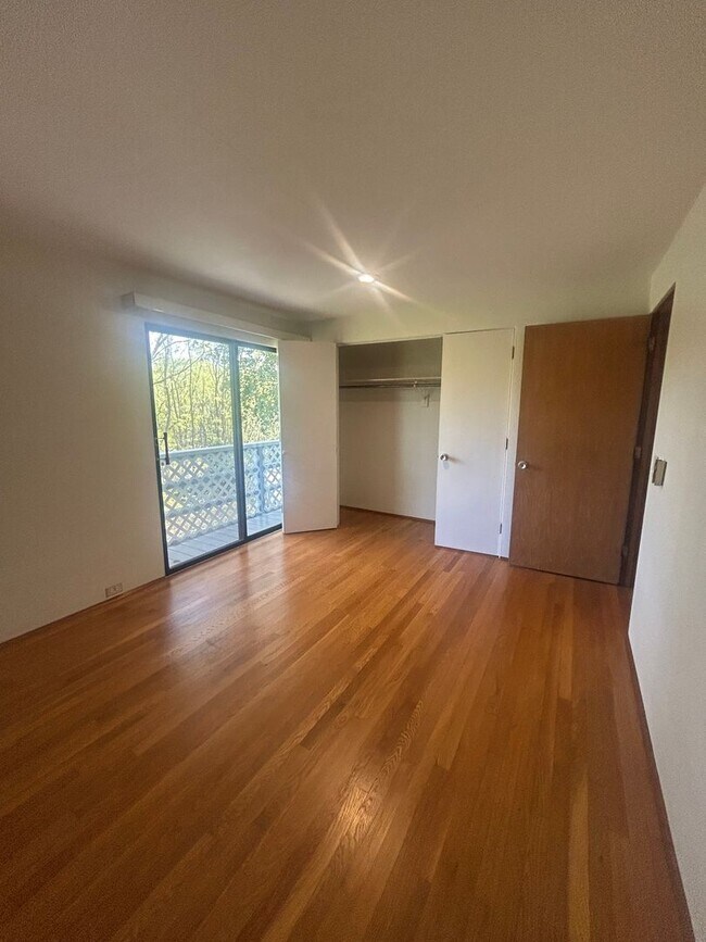 Building Photo - 3 bed, 2 1/2 bath house