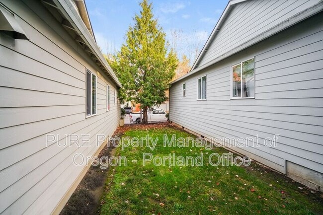 Building Photo - 3633 NE 158th Ave