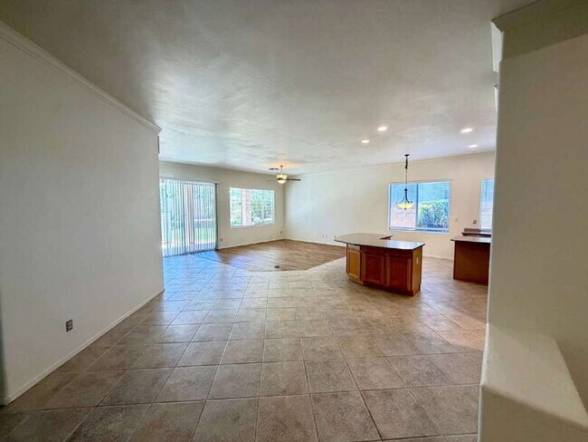 Building Photo - 885 W Aloe Pl