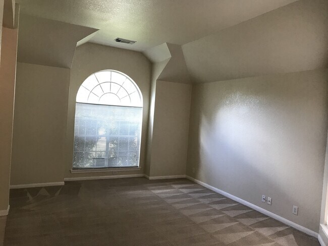 Building Photo - 2520 Crested Heights