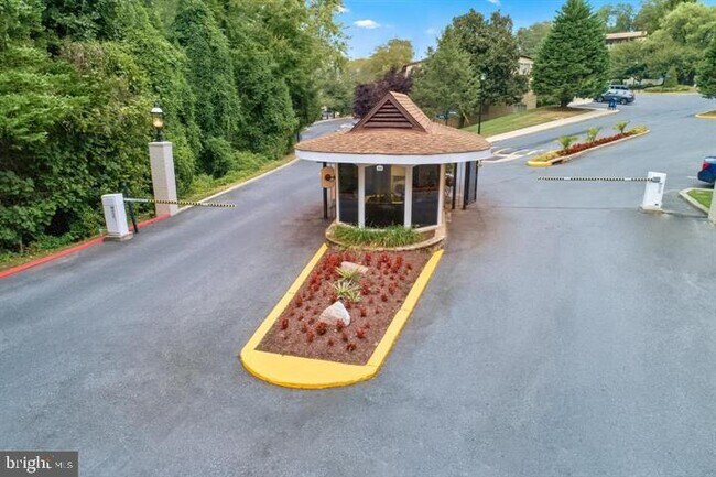 Building Photo - 8 Knoll Ridge Ct