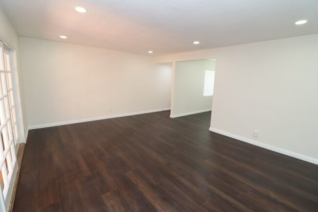 Building Photo - 468 N Cypress St