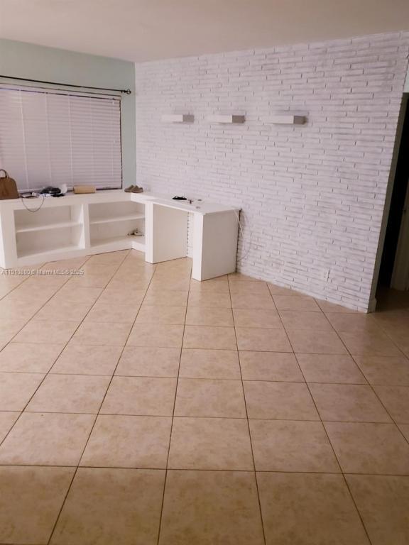 Building Photo - 1031 N 16th Ct