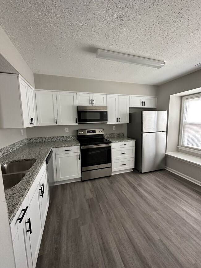 Building Photo - 2 Bedroom Town home in the heart of Virginia Beach