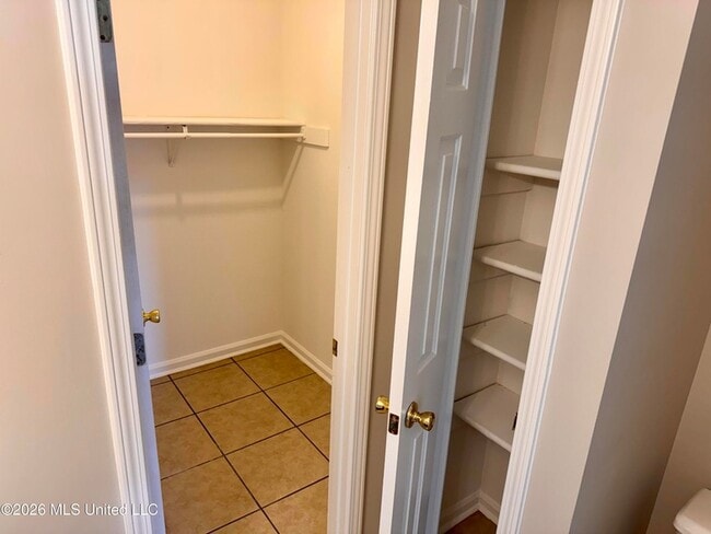 Building Photo - 7011 Hampton Dr