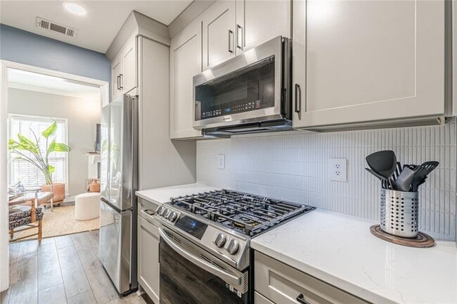 Building Photo - 656 Park Village Dr NE