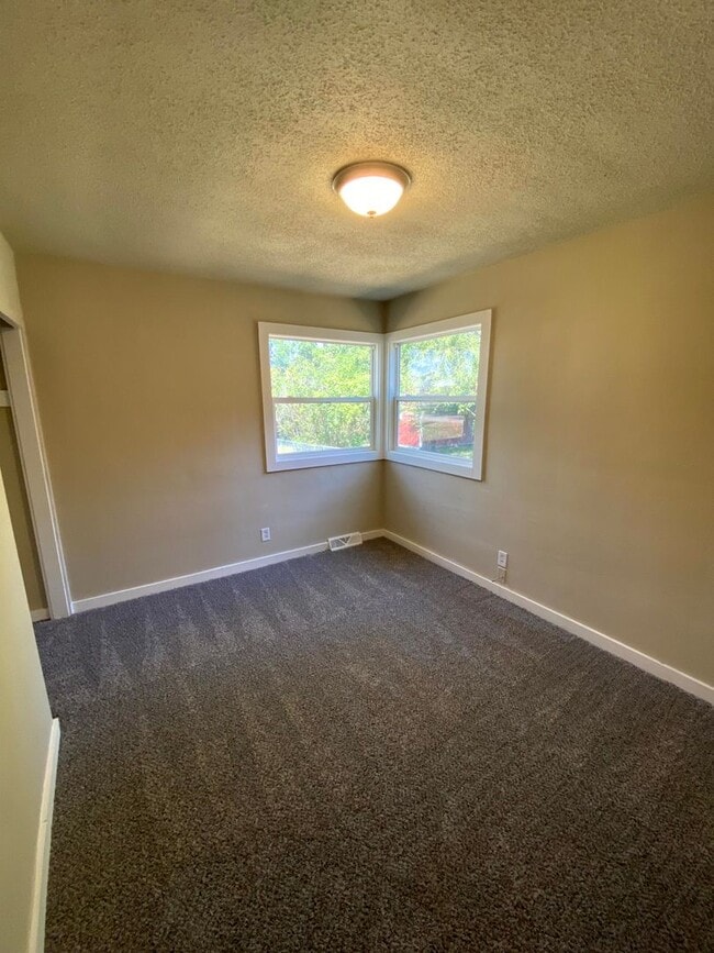 Building Photo - Located in Norwalk IA Updated 4 Bedroom 1 ...