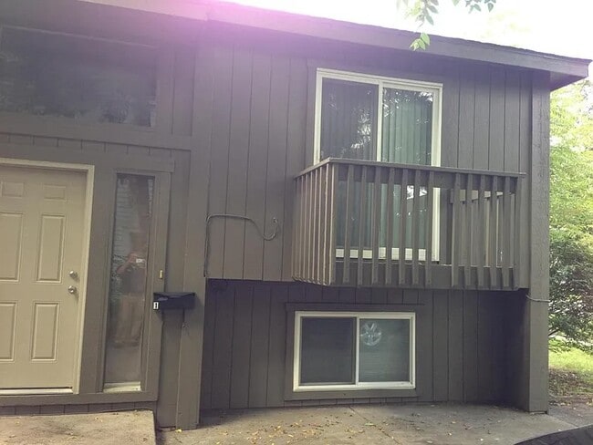 Building Photo - 207 N Summit St